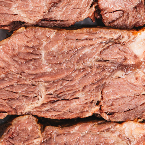 Nahaufnahme von Beef Short Rib 1er, halal, sous-vide – einzelnes Rinderrippenstück, vorgegart und extra saftig